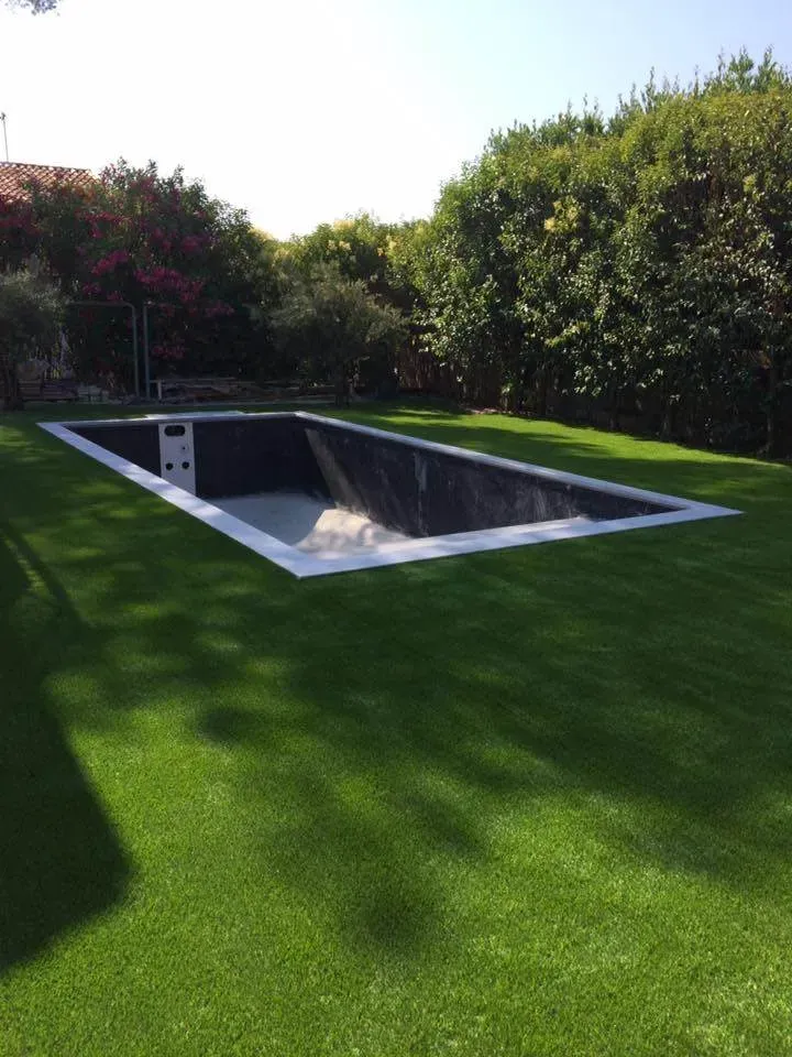 Jardin avec gazon synthétique et pouzzolane