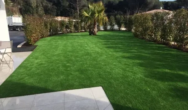 Paysagiste et entretien de jardin à Fréjus - Pose de gazon SYNTHETIQUE