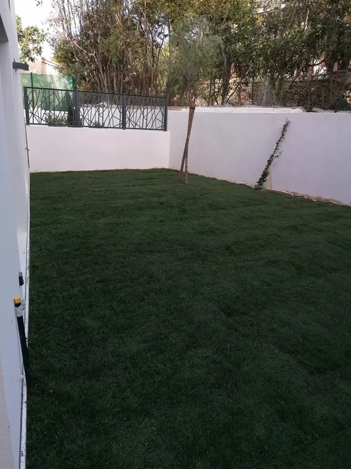 Pose de gazon naturel - villa Bay à Saint Raphaël face au port SantaLucia